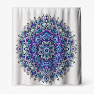 Badeforhæng – mandala-motiv med blå, lilla, grøn, rosa og sort på hvid baggrund med florale og geometriske mønstre.