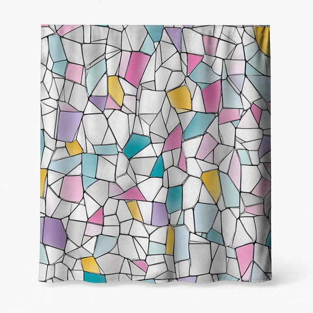 Badeforhæng – geometrisk mønster med brudt glas-look i sort, hvid, blå, pink og gul på badeværelse med hvide metrofliser.