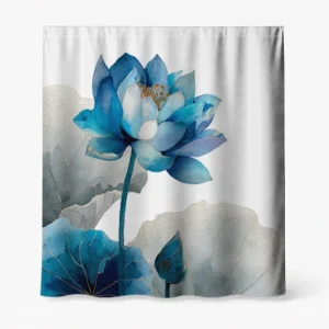 Badeforhæng – hvidt med blå lotusblomst og grå/sorte blomsterillustrationer på glat, skinnende materiale.