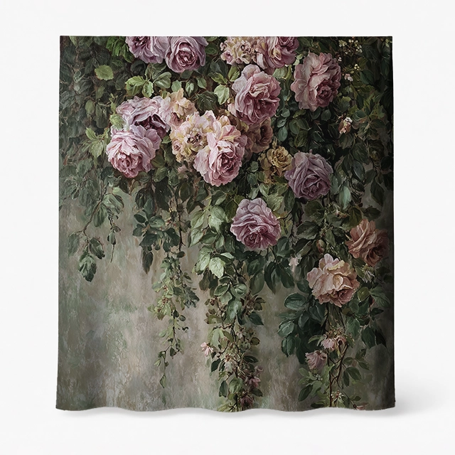 Badeforhæng – blomsterhave med roser og mindre blomster i rosa, lilla, grøn og hvid på grønlig baggrund.