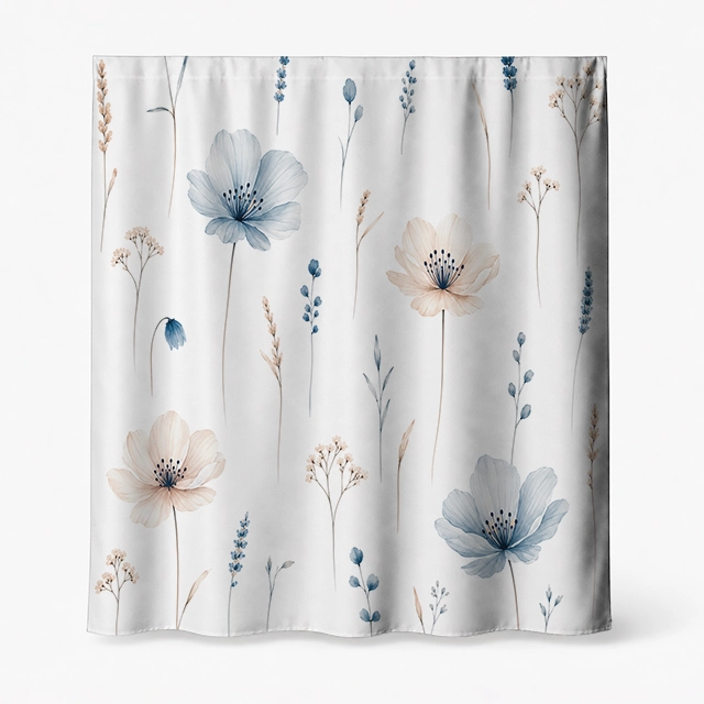 Badeforhæng – blødt blomstermotiv med beige, rødbrune og blå blomster på hvid baggrund.
