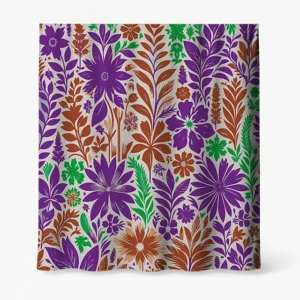 Badeforhæng – mønster med blomster og blade i lilla, brun og grøn, tæt og detaljeret botanisk design.