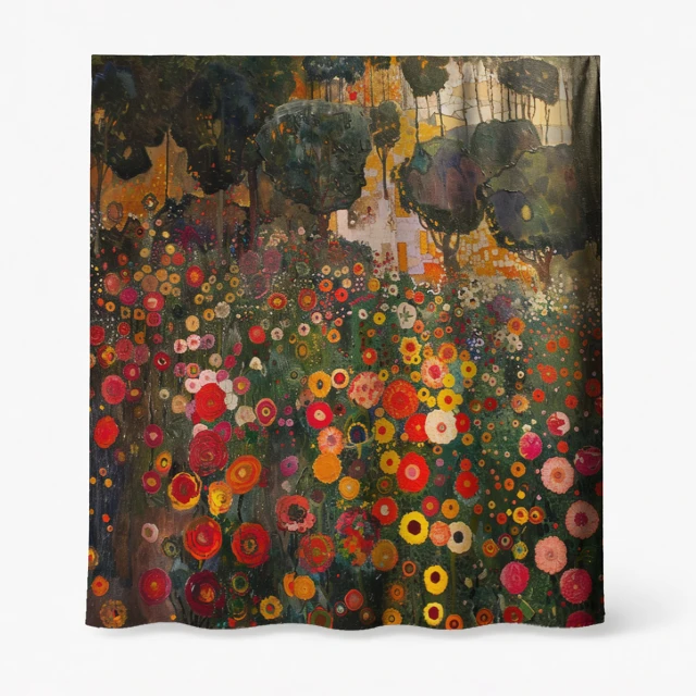 Badeforhæng – kunstnerisk blomstereng med træsilhuetter i grøn, rød, gul og orange.