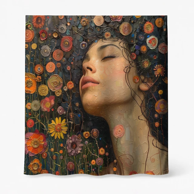 Badeforhæng – kunstnerisk motiv af kvindefigur med lukkede øjne omgivet af blomster i rød, orange, gul og grøn.
