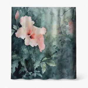Badeforhæng – blomstrende hibiscus i pink og koral med grøn baggrund af frodigt bladvær.