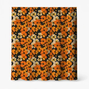 Badeforhæng – blomsterprint med orange og hvide blomster på sort baggrund, detaljeret mønster og let skinnende stof.