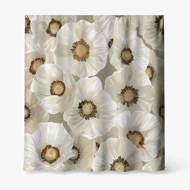 Badeforhæng – blomstermotiv med hvide, beige, gyldne og brune toner på blødt faldende stof.