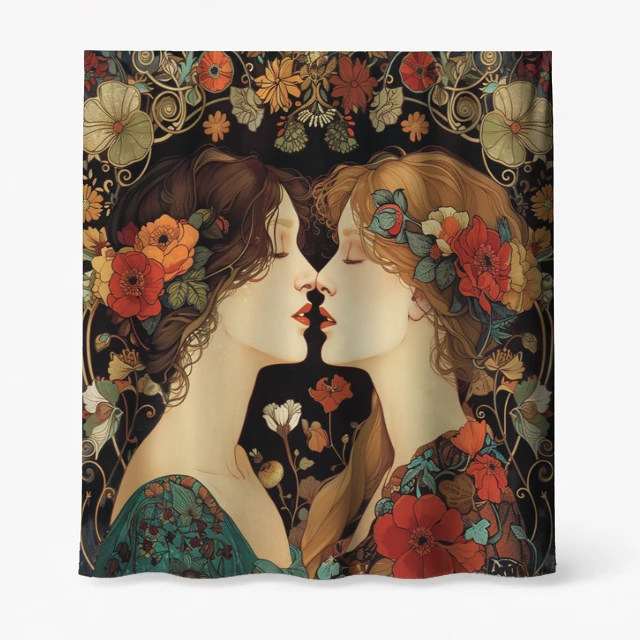 Badeforhæng – kunstnerisk motiv med to kvindefigurer, blomster i rød, orange og turkis, beige baggrund og grønne toner.