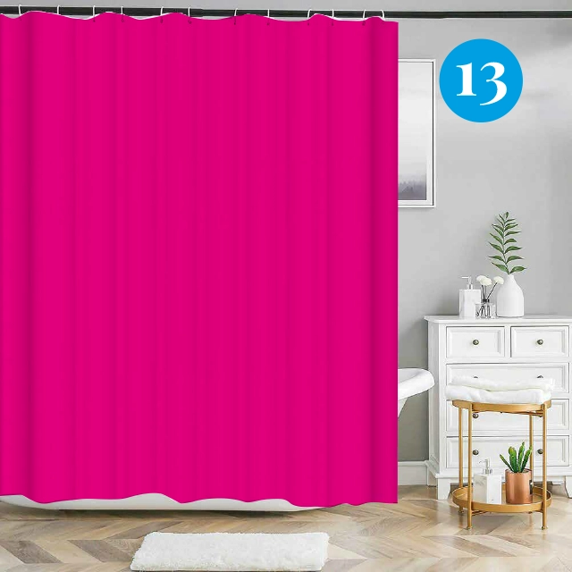 Badeforhæng – ensfarvet pink med bløde folder, metalliske ringe, hænger i hvidt og lysegråt badeværelse.