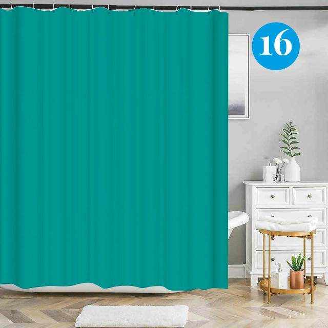 Badeforhæng – ensfarvet turkis badeforhæng med glat stof i tæt væv, monteret på gardinstang i et badeværelse.