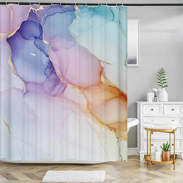 Badeforhæng – marmormotiv med blå, lavendel, gylden og off-white nuancer i bløde overgange og guldkantede detaljer.