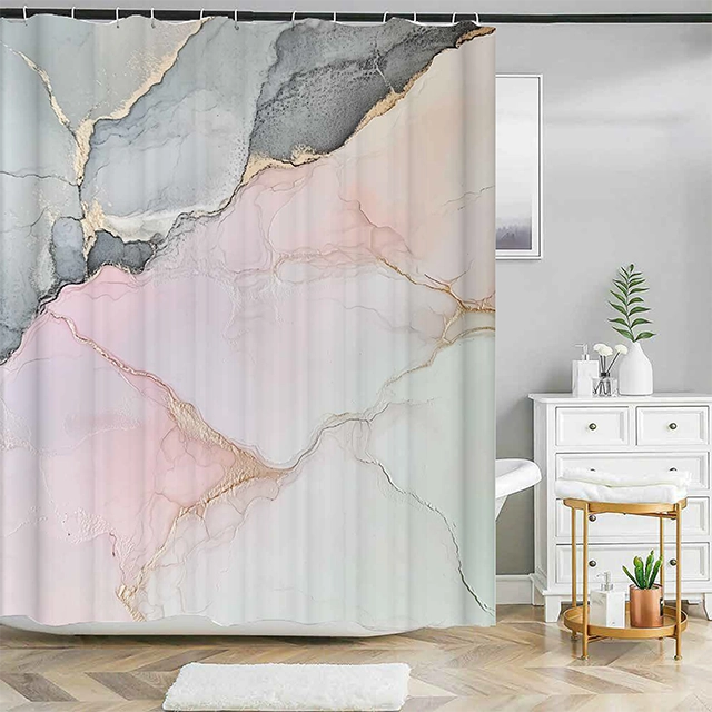 Badeforhæng – marmormønster med bløde grå, rosa, hvide og gyldne linjer i et kunstnerisk design.