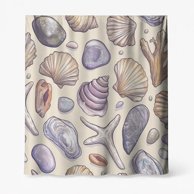 Badeforhæng – strandmotiv med muslingeskaller, søstjerner og koraller i lavendel, sand, grå og lysebrun på beige baggrund.