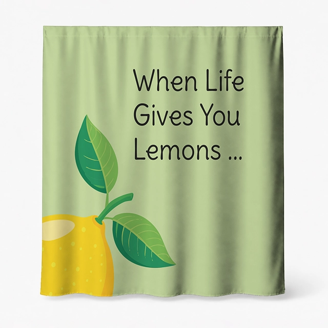 Badeforhæng – lysegrøn baggrund med stort citronmotiv og sort tekst "When Life Gives You Lemons" samt grønne blade.