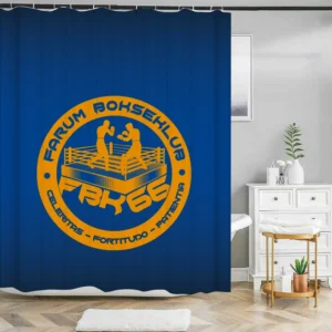 Badeforhæng – Farum Bokseklubs orange logo på blå baggrund.