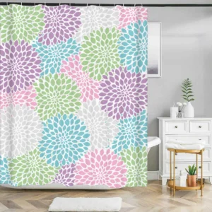 Badeforhæng med gentaget dahlia-blomstermønster i pastelfarver som lilla, rosa, grøn og turkis i et grafisk og moderne design.