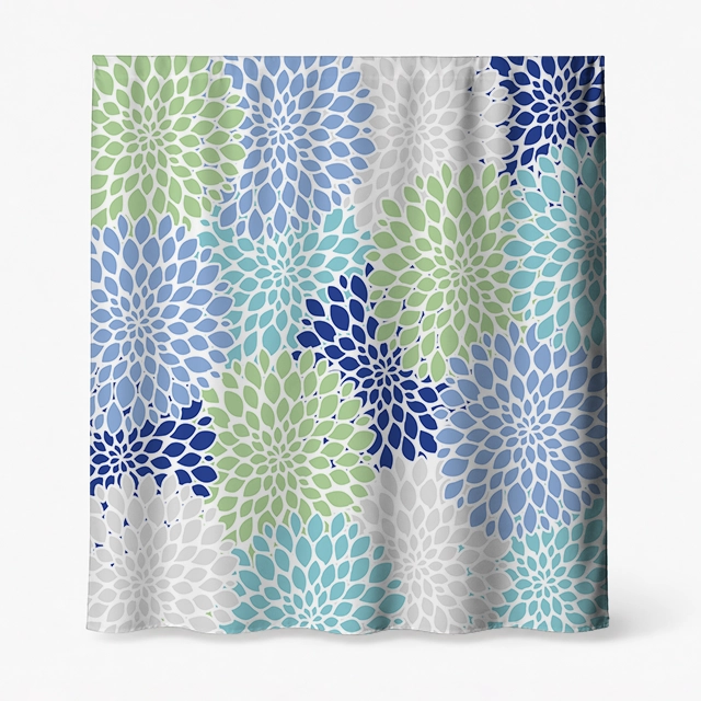 Badeforhæng med gentaget dahlia-blomstermønster i nuancer af blå, grøn, turkis og grå i et grafisk og moderne design.