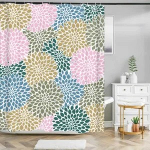 Badeforhæng med grafisk dahlia-blomstermønster i rosa, støvet blå, grønne og sandfarvede nuancer i et blødt og harmonisk design.