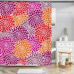 Badeforhæng med grafisk dahlia-blomstermønster i rosa, støvet blå, grønne og sandfarvede nuancer i et blødt og harmonisk design.