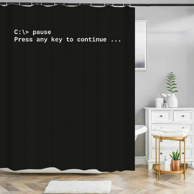 Badeforhæng med sort baggrund og tekst "C:> pause Press any key to continue ..."