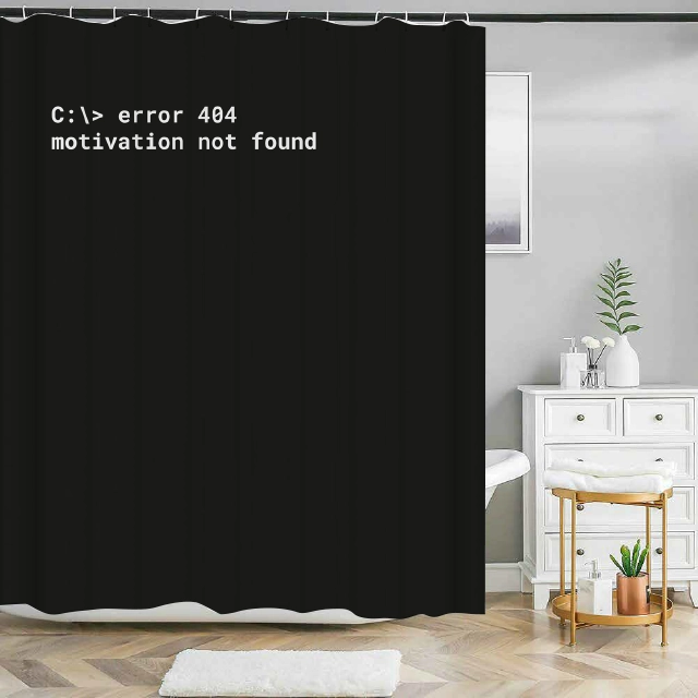 Badeforhæng med sort baggrund og tekst "C:> error 404 motivation not found"
