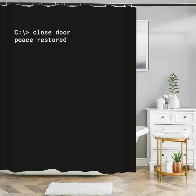 Badeforhæng med sort baggrund og tekst "C:> close door peace restored"